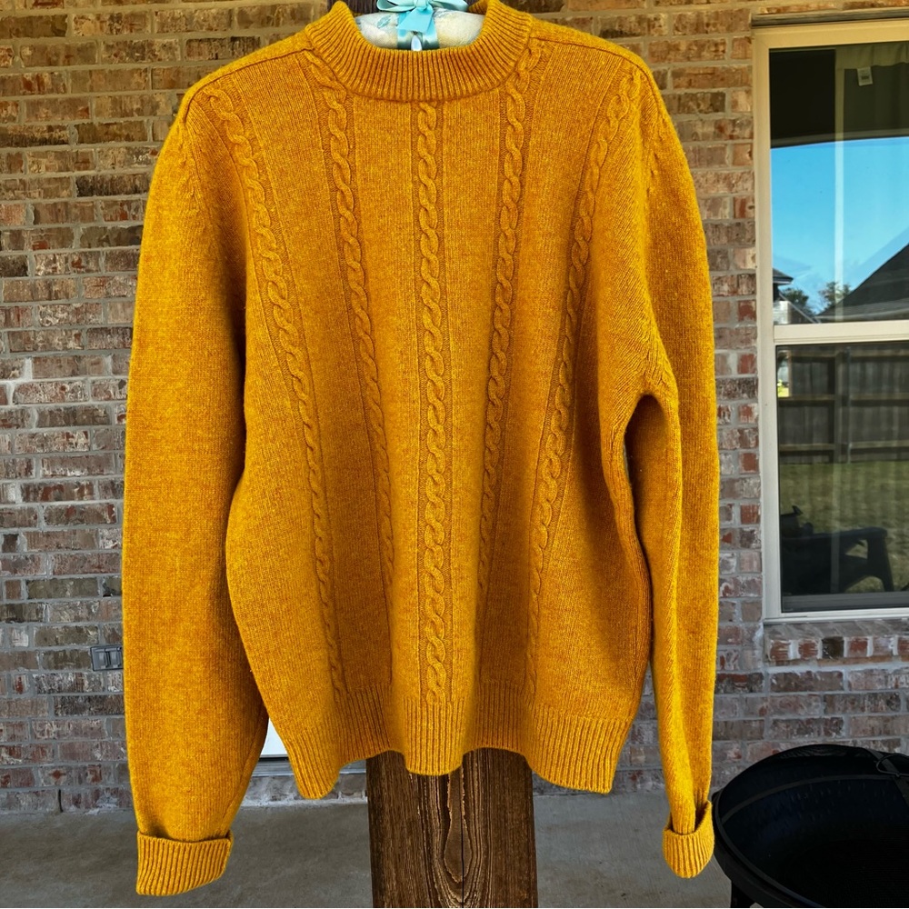 Gorgeous 100% Lambs Wool Mockneck Cableknit Sweater